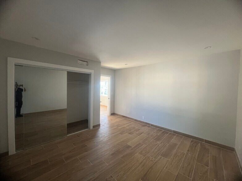 Building Photo - 13425 Vanowen St