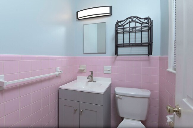 Building Photo - Newly Updated 3 Bedroom Home with Spacious...