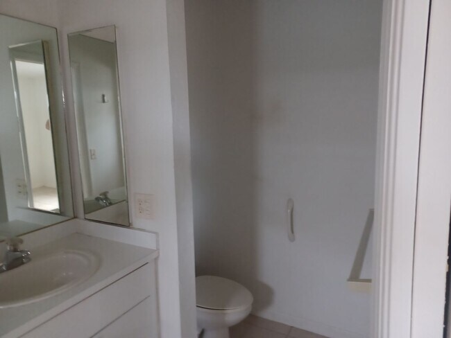 Building Photo - 3018 SE Santa Barbara Pl