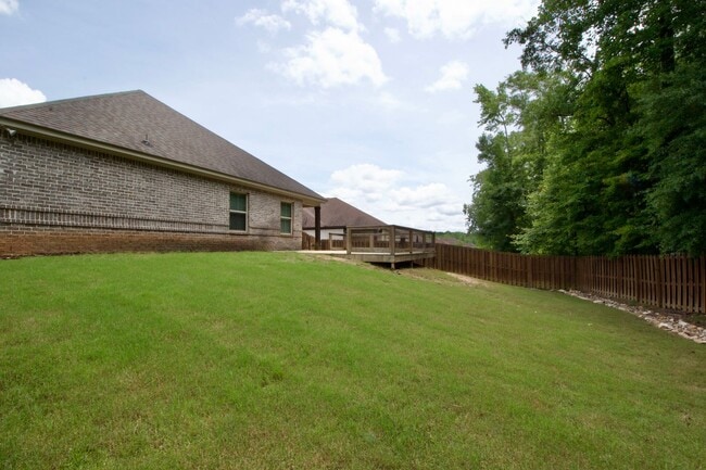 Building Photo - Cotswold S/D! 3Bed/2.5Bath Home with Fence...