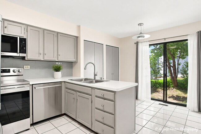 Building Photo - 246 Shadow Bend Dr