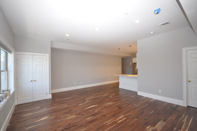 Building Photo - 120 W 7th St