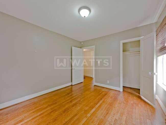 Building Photo - Charming 2BR/1BA Bungalow in Crestwood South