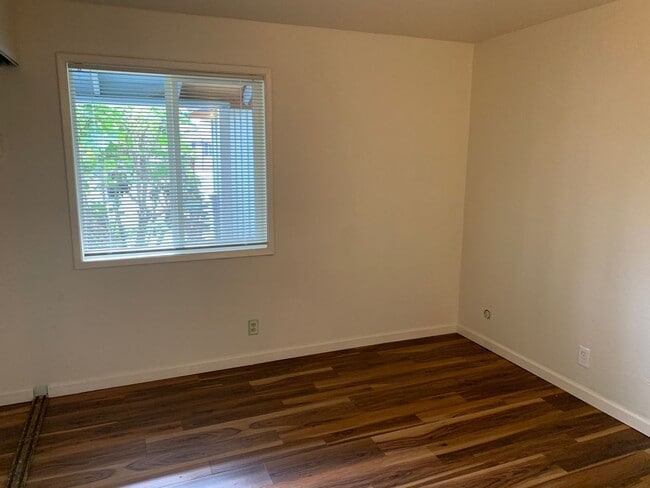 Building Photo - Bright & Spacious 3-Bedroom Home in Desirable River Road Area