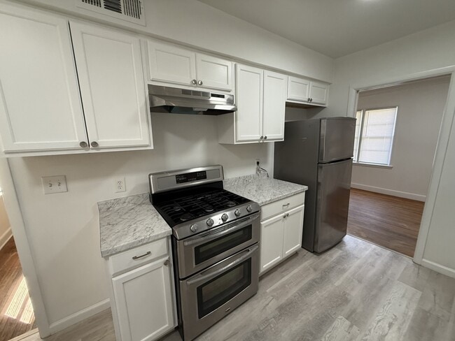 Building Photo - 914 Stratford Rd