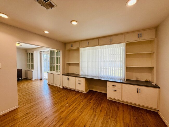 Building Photo - Classic McNeil Estates Ranch-style home-ALL UTILITIES, POOL AND LANDSCAPING INCLUDED WITH RENT!