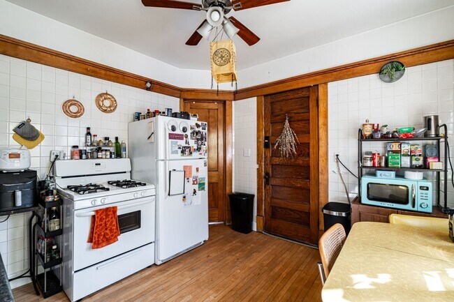 Building Photo - Bright and Sunny 3 Bedroom Upper