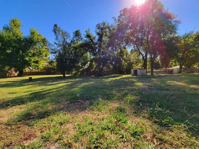 Building Photo - 712 Arthur Dr