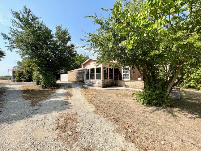 Building Photo - Charming Farm House 2/1 in Elm Mott