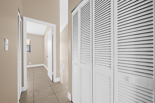 Building Photo - 3281 E Golf Blvd