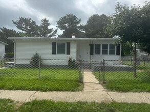 Building Photo - Recently Renovated 3 Bedroom in Atlantic C...