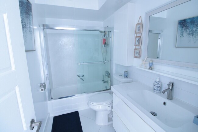 Building Photo - 465 Paradise Isle Blvd