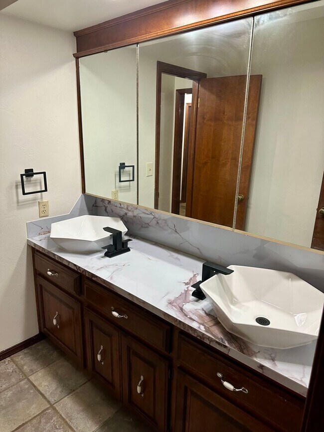 Building Photo - Immaculate major remodeled executive home ...