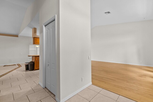 Building Photo - 1040 Bay Harbor Dr