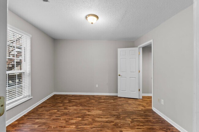 Building Photo - 911 Stonebridge Dr