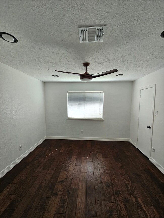 Building Photo - 9207 Dairy View Ln