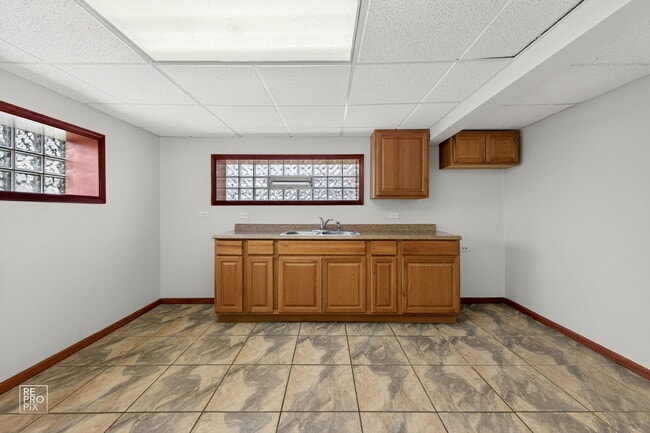 Building Photo - 502 E Memorial Rd