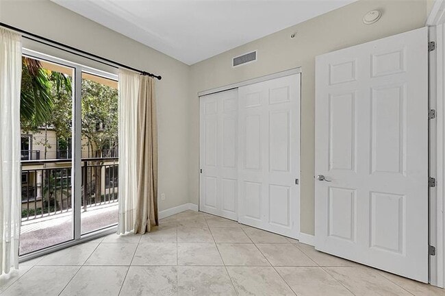 Building Photo - 2633 NE 14th Ave