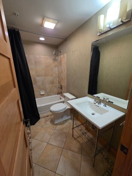 Hall bath - 316 N Seminary Ave