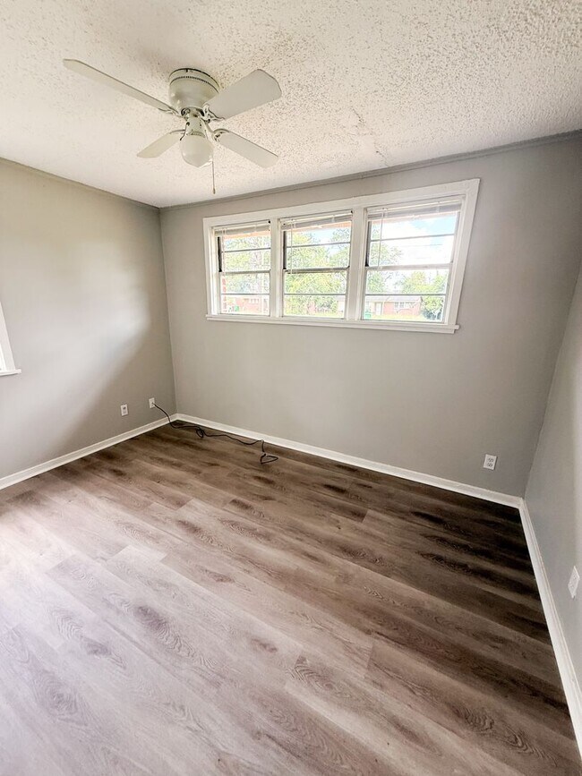 Building Photo - 2113 Robin St