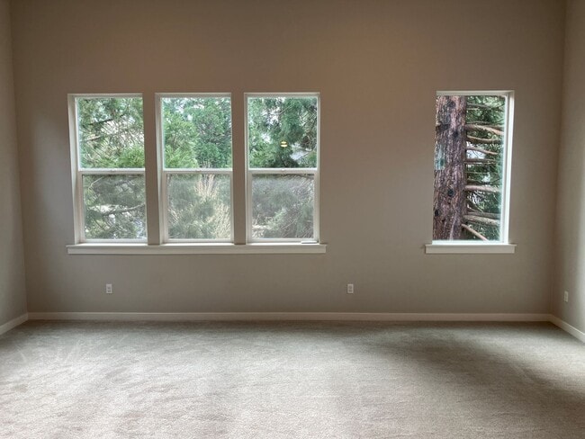 Building Photo - Large Three Bedroom Home in Sustainable South Salem Community