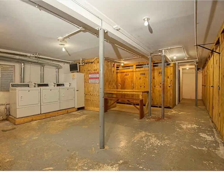 Building Photo - 659 E Fullerton Ave