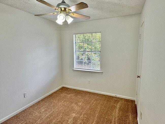 Building Photo - 3-Bedromm 2.5 bath with the Perfect Mix of...