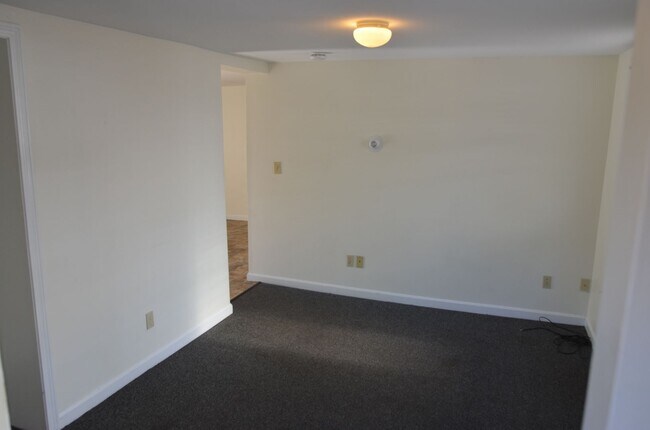 Building Photo - 15-17-17 Peru St