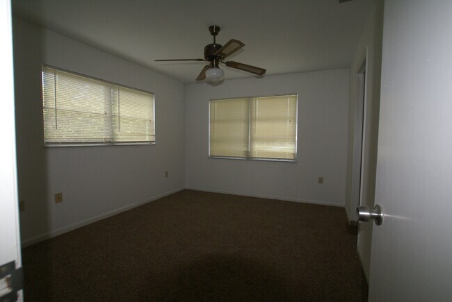 Building Photo - 4927 Victoria Dr