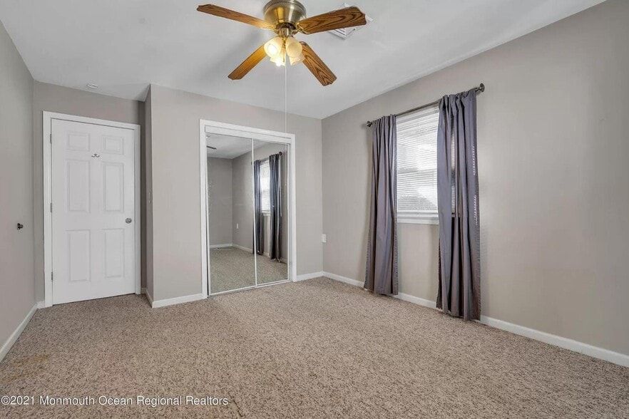 Building Photo - 6 Locust St