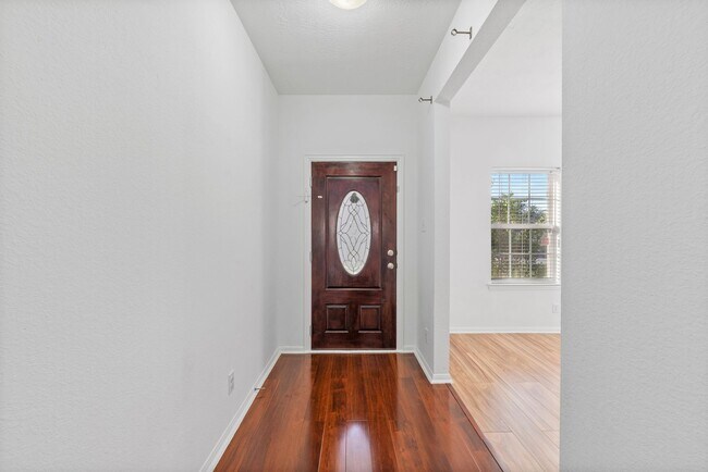 Building Photo - Comfort and Convenience in This Bay Colony Pointe Beauty