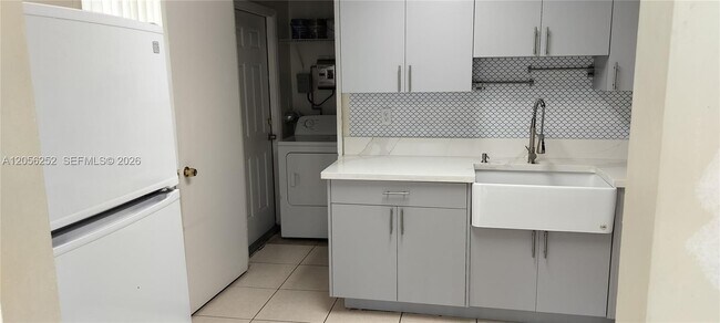 Building Photo - 2829 SW 38th Ct