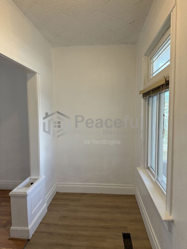 Building Photo - 128 E Truman Ave