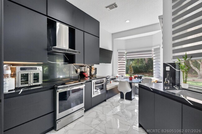 Building Photo - 416 SW Horseshoe Bay