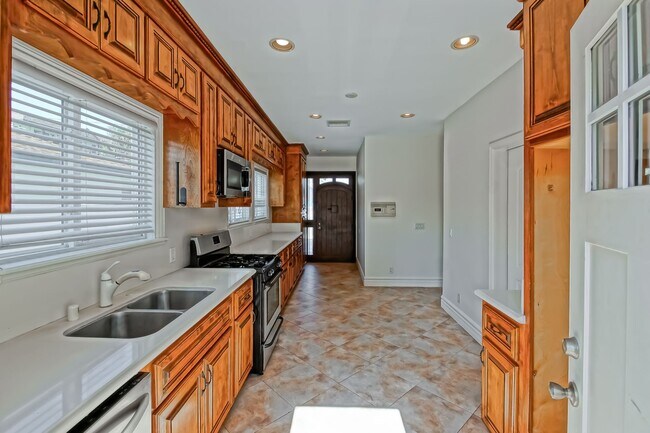 Building Photo - 15624 Sombra Ave