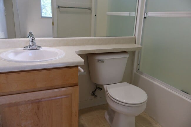 Building Photo - Bright 2 Bed, 2 Bath Condo w/ Garage & Poo...