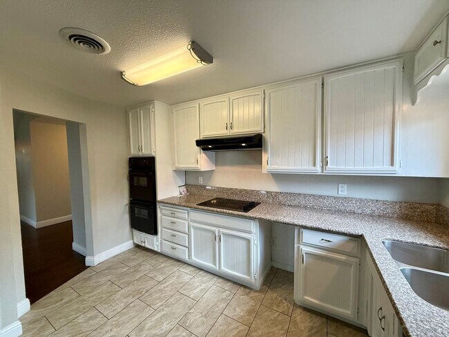 Building Photo - Single story home with vaulted ceilings!