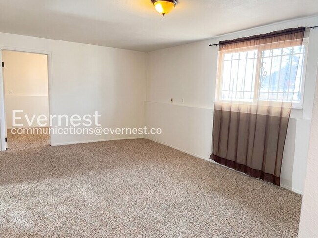 Building Photo - 3 Bed/2 Bath Home with Fenced Yard & Garage / Available Soon!
