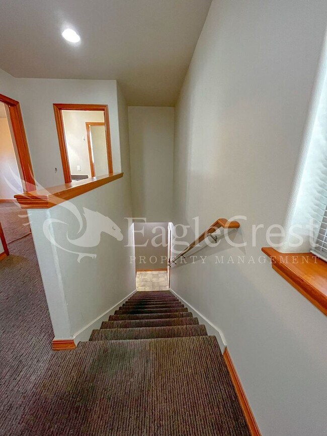 Building Photo - Large 6-Bedroom Whitman Neighborhood House; *Half Off 2nd Month Rent*