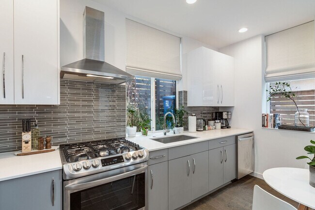 Building Photo - 1002 Boylston Ave E