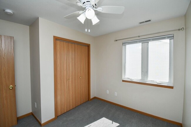 Building Photo - Comfortable 3-Bedroom Condo in Brandon – Available Now!