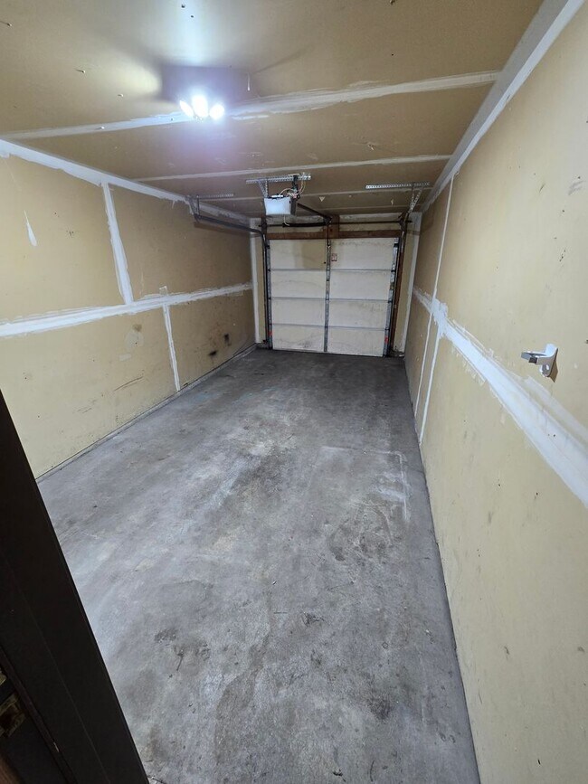 Building Photo - 1001-1017 Rockefeller Ln