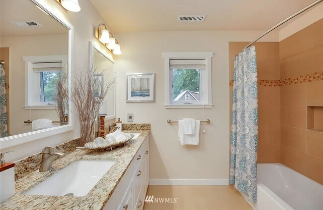Building Photo - Spacious 5 bedroom home in desirable North Seattle Location!