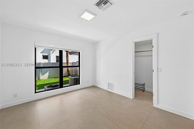 Building Photo - 536 Hibiscus Dr