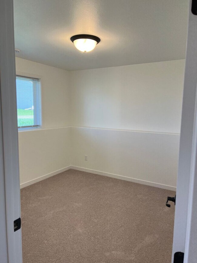 Building Photo - 3 Bed 2 Bath Single Family Home