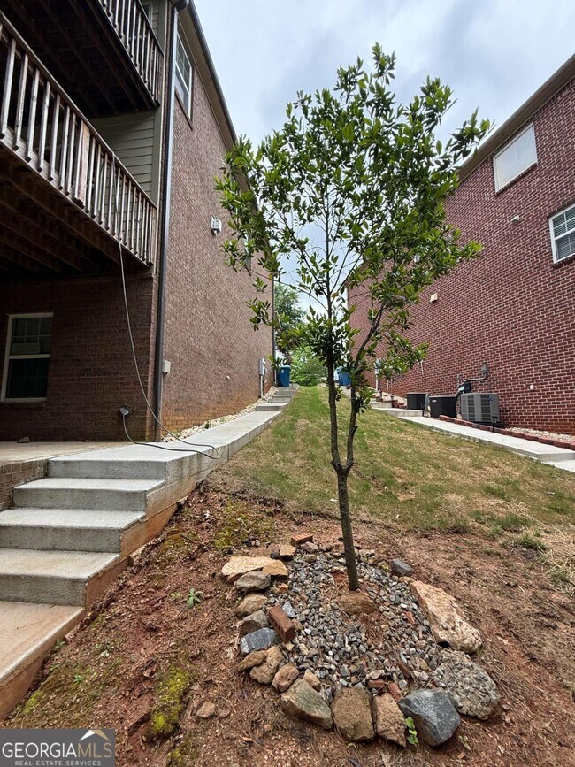 Building Photo - 2501 Royston Dr