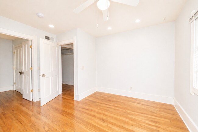 Building Photo - 114 E Johnson St