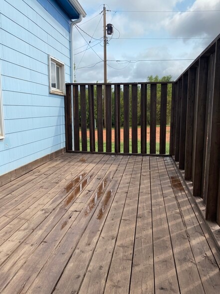 Building Photo - 106 Main St S