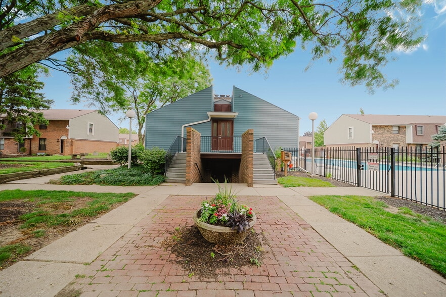 Building Photo - 1906 Willoway Cir S