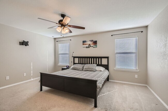 Building Photo - HALF OFF First Month Rent: 3 Bed/2.5 Bathroom~ Multiple Living Spaces~ Located near Lackland AFB!